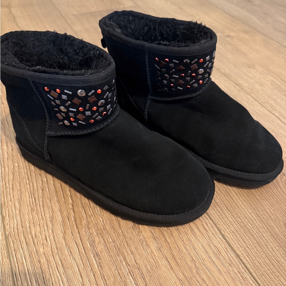 UGG CLASSIC MINI STUD II BLACK SHEARLING LINED BLING BOOT US 8 / EU 39/ UK 6